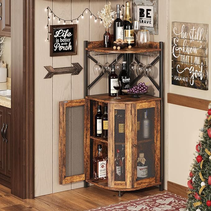 Home Bar And Cabinet - ตู้บาร์เข้ามุมพร้อมที่วางแก้ว, ชั้นวางไวน์สไตล์อินดัสเทรียลสำหรับพื้นที่ขนาดเล็ก, ตู้เก็บของ 4 ชั้นพร้อมประตูตาข่าย, มินิบาร์สำหรับบ้าน